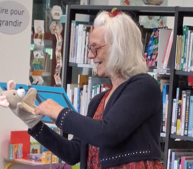 Martine raconte avec l'équipe de la bibliothèque